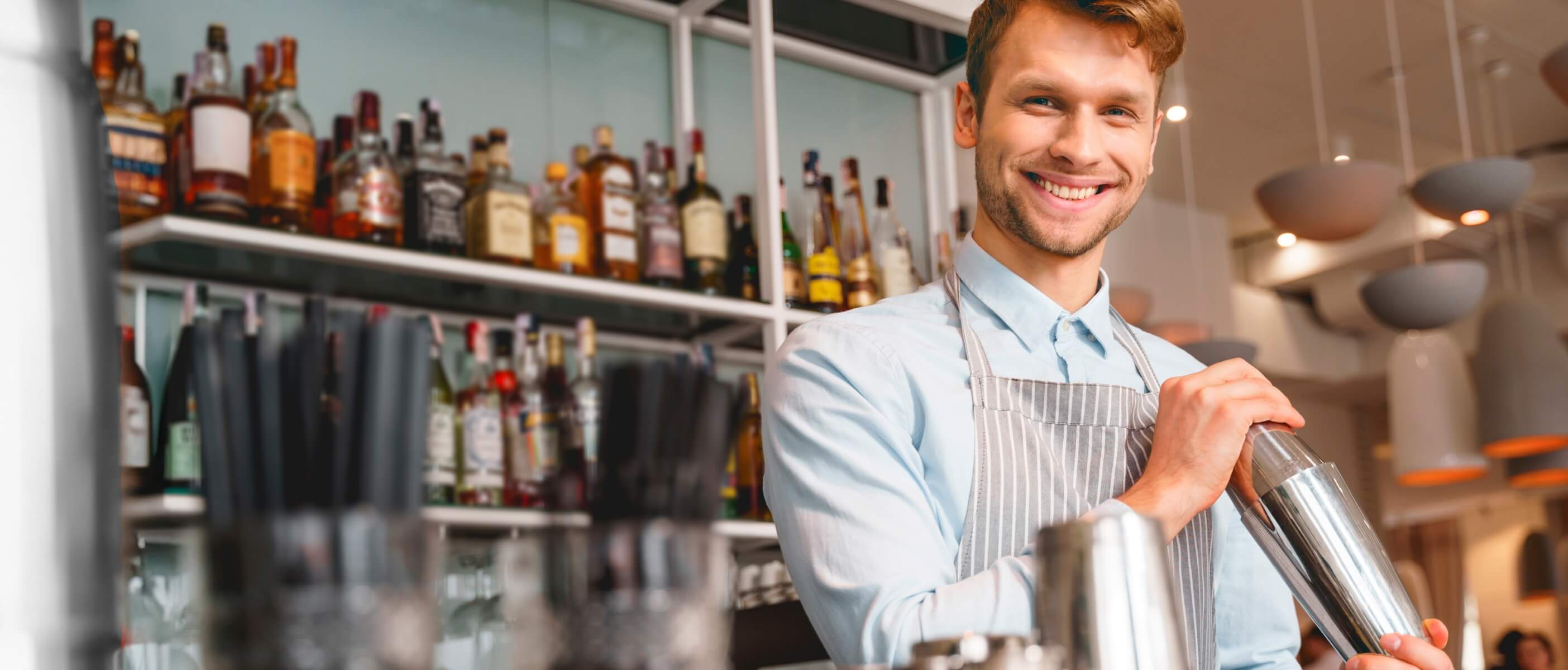 Ein Barkeeper bei der Arbeit.